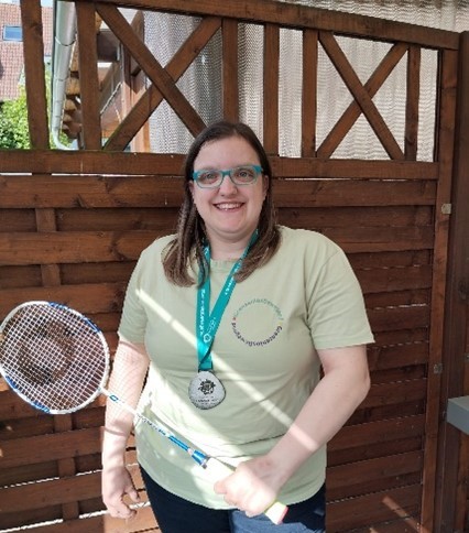 Maike Reuber gewinnt Silbermedaille bei den Special Olympics im Badminton